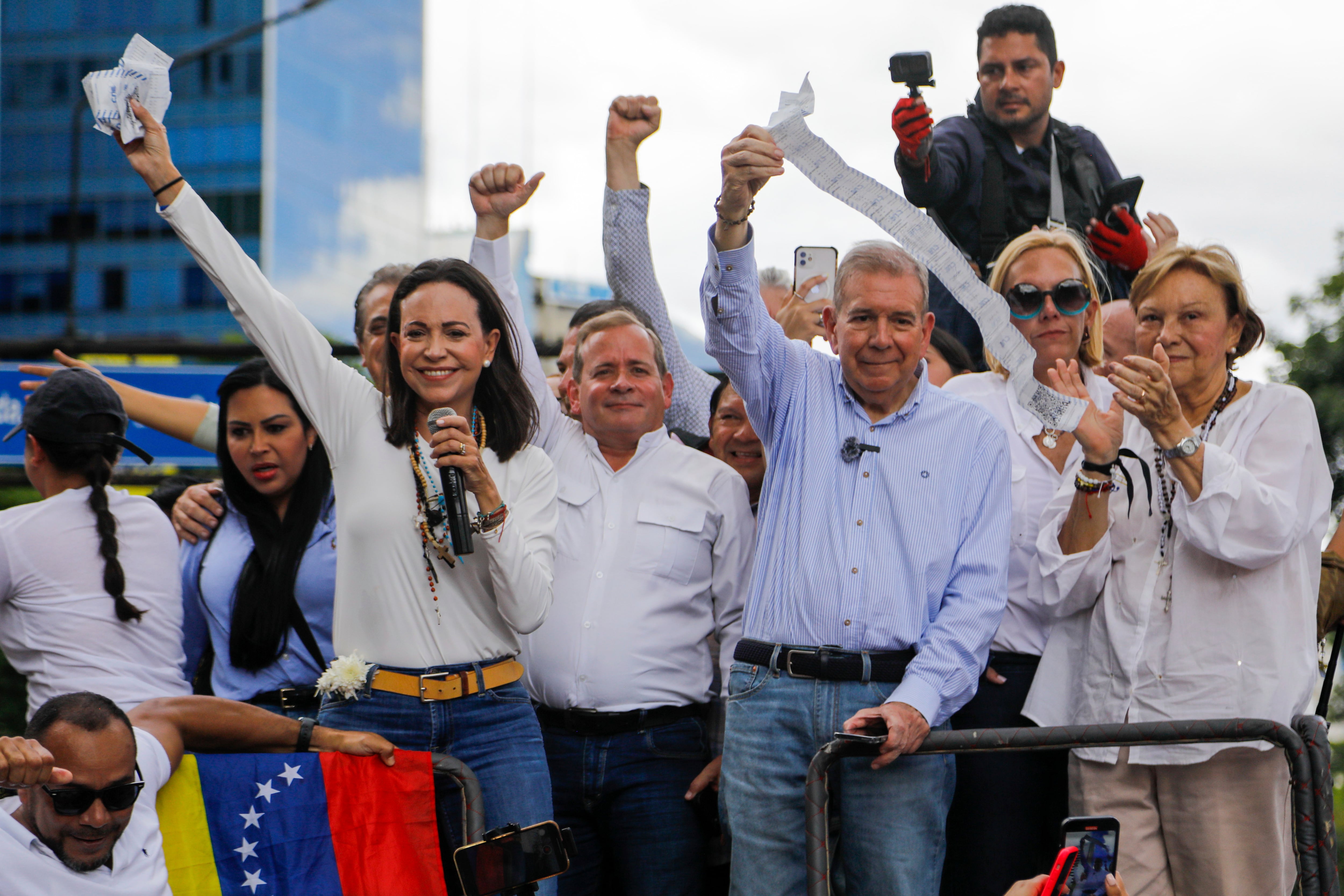 Machado y González Urrutia piden a los militares “ponerse del lado del pueblo y de sus propias familias” 