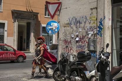 Un hombre disfrazado de centurión pasea cerca del Coliseo.