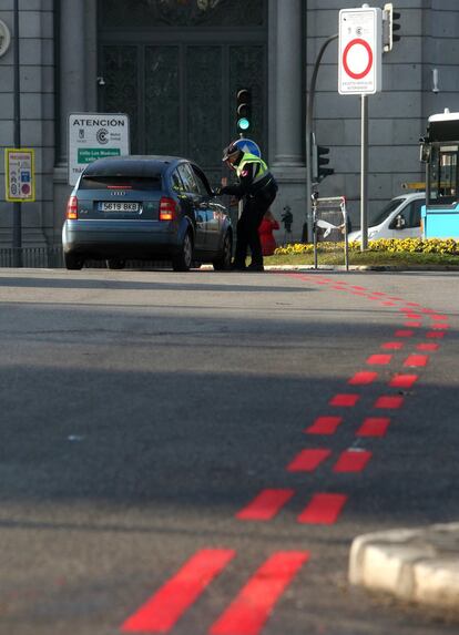 El Ayuntamiento ha instalado señales y pictogramas en la calzada para saber que zonas delimitan Madrid Central