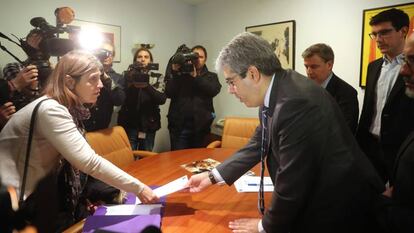 La secretaria judicial entrega la sentencia a Francesc Homs aquest dimarts.