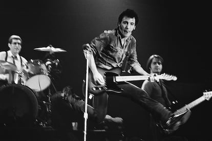 Bruce Springsteen, con Gary Tallent y Max Weinberg, en el Palau d’Esports, en 1981. / FRANCESC FABREGAS