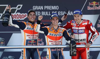 Los pilotos españoles de MotoGP Dani Pedrosa (Repsol Honda), Marc Márquez (Repsol Honda) y Jorge Lorenzo (Ducati Desmosedici), en el podio tras lograr la primera, segunda y tercera posición.