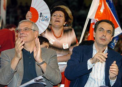 José Borrell (izquierda) y José Luis Rodríguez Zapatero, durante un mitin celebrado ayer en Vigo.