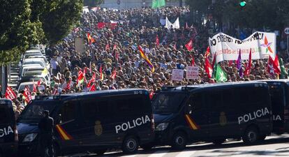 Centenares de personas a su paso por la Cuesta de las Calesas en Cádiz participan en la manifestación convocada por los sindicatos con motivo huelga general.