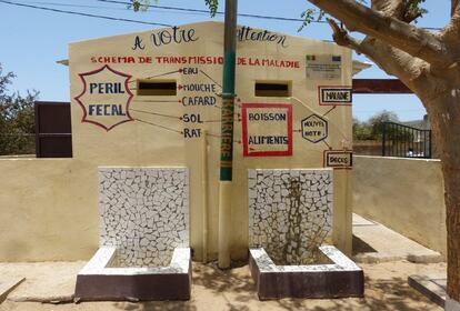 Los módulos de baños en una escuela de la localidad senegalesa de Mbour, con un esquema para evitar posibles elementos de transmisión de enfermedades. 