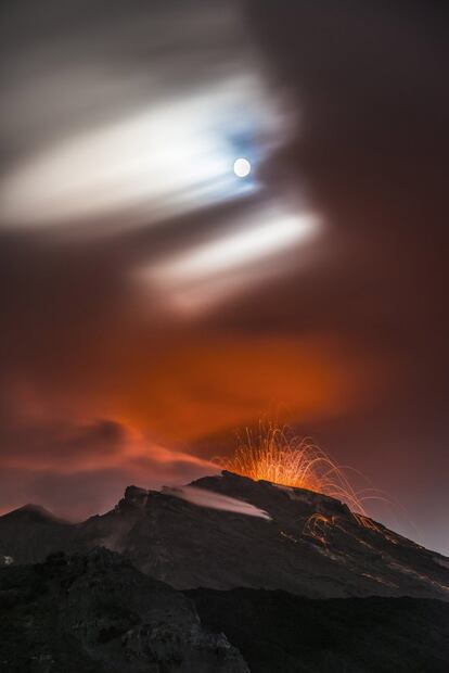 El Estrómboli es el volcán más activo de Europa y requiere una planificación de meses captar una imagen en la que la Luna se sitúe sobre la cima de la montaña.