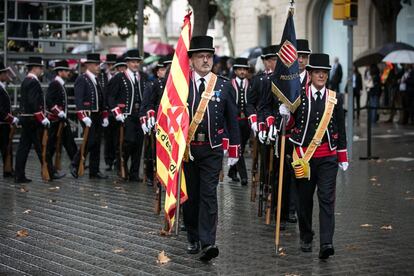 Los Mossos d'Esquadra, con uniforme de gala, desfilan tras la ofrenda floral del Govern al monumento a Rafael de Casanova.