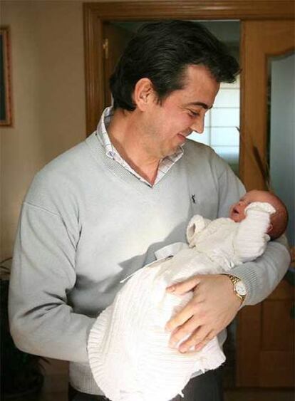 Juan Carlos Rodriguez, un funcionario madrileño del Ministerio de Fomento que fue el primero en disfrutar del permiso por paternidad, con su hija Arancha.