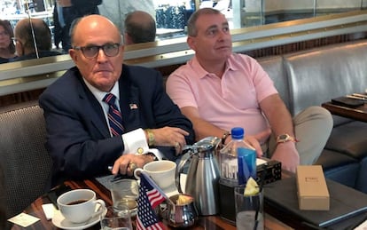 Rudy Giuliani (à esquerda) toma café no hotel de Trump em Washington com Lev Parnas, em setembro.