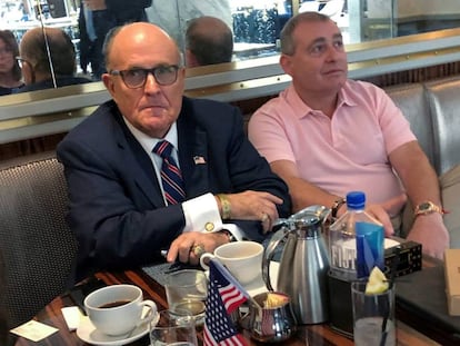 Rudy Giuliani (à esquerda) toma café no hotel de Trump em Washington com Lev Parnas, em setembro.