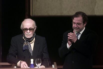 Sabato durante su discurso en la entrega de los premios Ortega y Gasset en 2002 (en la imagen con Juan Luis Cebrián). En 1984 obtuvo el Premio Cervantes, ocasión en la que pronunció un discurso en el que describió a El Quijote como "un simple mortal, tierno desamparado, andariego, el hombre que alguna vez dijo que por la libertad, así como por la honra, se puede y se debe aventurar la vida".