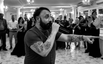 O cantor neomelódico Gino Esposito canta em um casamento.