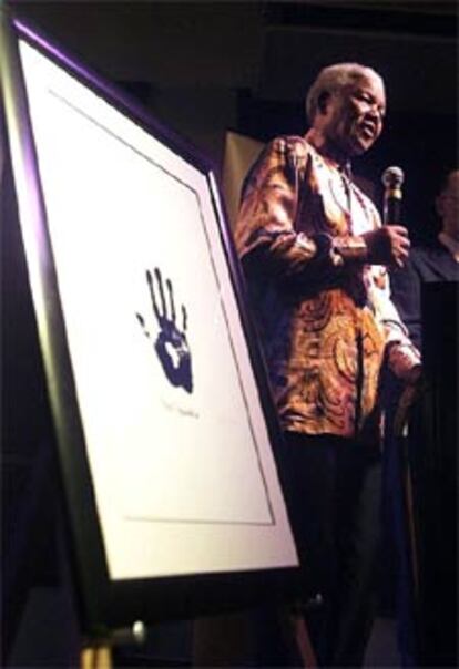 Nelson Mandela, durante la presentación de sus cuadros.