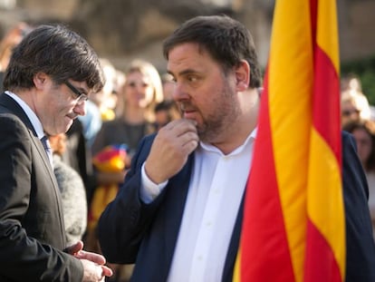 El presidente catal&aacute;n, Carles Puigdemont (izq.) y el vicepresidente Oriol Junqueras, en un acto en Barcelona.