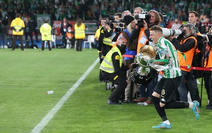 Joaquín salta al césped del estadio de La Cartuja con la Copa del Rey recién conquistada.