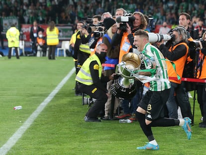 Joaquín salta al césped del estadio de La Cartuja con la Copa del Rey recién conquistada.