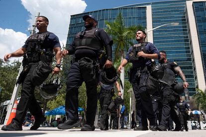 La comparecencia de Trump estuvo acompañada por un fuerte operativo policial que resguardó la corte de Miami desde primera hora de la mañana. En la imagen, agentes del Departamento de Policía de Miami a las afueras de la Corte. 