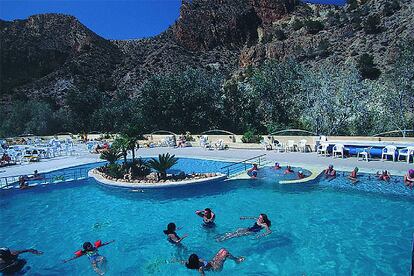 La piscina exterior (con agua termal) del balneario Termas de Archena (Murcia) cuenta con <b><i>jacuzzi,</b></i> camas de burbujas, chorros para las cervicales y zona para nadar contracorriente.