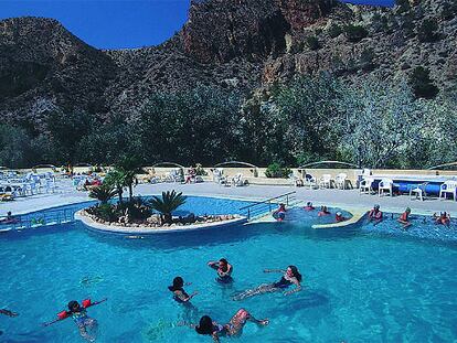 La piscina exterior (con agua termal) del balneario Termas de Archena (Murcia) cuenta con <b><i>jacuzzi,</b></i> camas de burbujas, chorros para las cervicales y zona para nadar contracorriente.