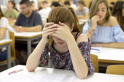 Estudiantes valencianos en las pruebas de selectivo que se han iniciado hoy.