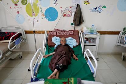 Un chico con cáncer descansa en su habitación del Centro Nacional de Oncología de Sanaa (Yemen).