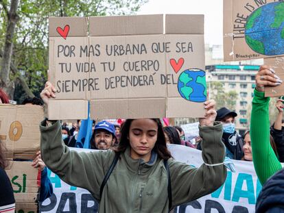 Una joven levanta un cartel durante una manifestación en favor del cuidado medio ambiental, en Santiago (Chile), en septiembre de 2022.