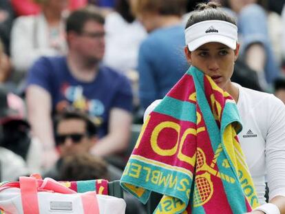 Muguruza, durante un descanso ante Cepelova.