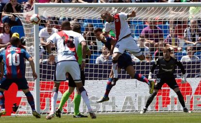 Mario Suárez remata el balón de cabeza.