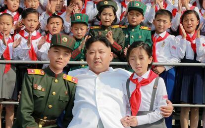 Colegiales junto a Kim Jong-Un en un acto infantil en Pyongyang en 2016.