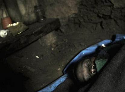 Una mujer surafricana enferma de sida, en su cabaña.