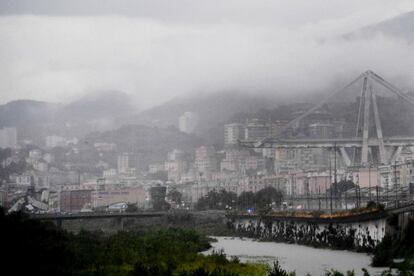Vista general del puente derrumbado en Genova (Italia).