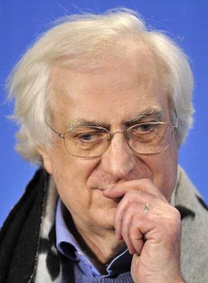 Bertrand Tavernier, el sábado durante su rueda de prensa en Berlín.