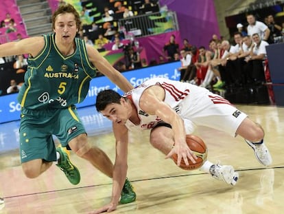 Broekhoff y Preldzic pelean por la pelota.