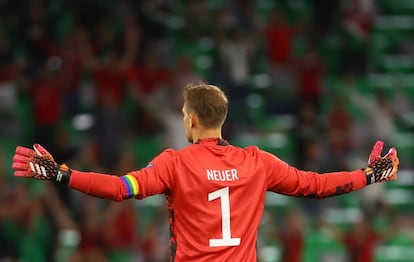 El portero de la selección alemana, Manuel Neuer, fue investigado por la UEFA por llevar el brazalete arcoíris.