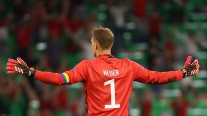 El portero de la selección alemana, Manuel Neuer, fue investigado por la UEFA por llevar el brazalete arcoíris.