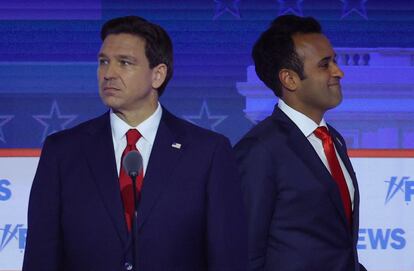 Ron DeSantis (a la izquierda) y Vivek Ramaswamy, durante un momento del debate.