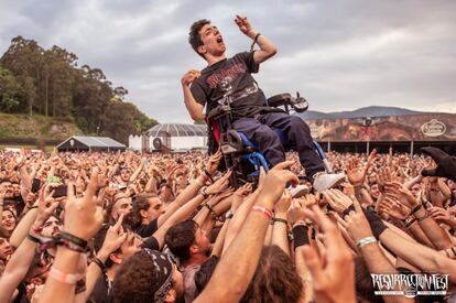 El público lleva en volandas a un joven en silla de ruedas en el Resurrection Fest. 