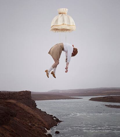 O una lámpara decimonónica también le puede servir para volar por los sueños.