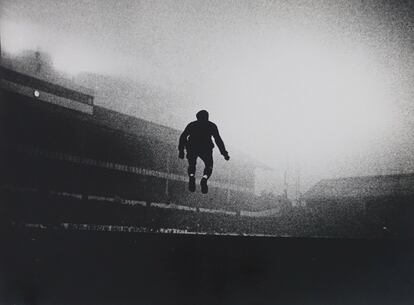 El portero John Hollowbread durante un partido entre el Tottenham y el Chelsea celebrafo en el estadio White Hart Lane, en 1964.