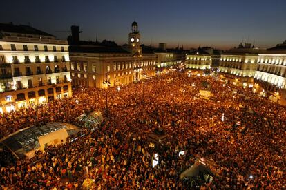 Aspecto de la Puerta del Sol de Madrid, pasadas las ocho de la tarde.