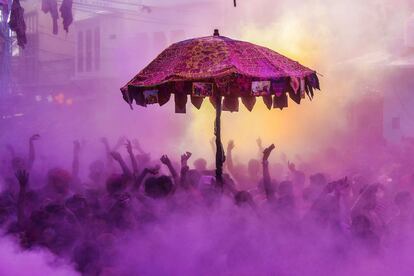 Devotos indios y turistas celebran el festival Holi con polvos de colores en Púshkar (India), el 2 de marzo de 2018.