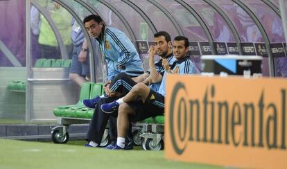 Xavi, Busquets y Pedro en el banquillo antes del partido contra Croacia.