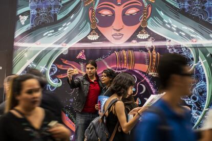 Una pareja se tomaba una fotografía frente a uno de los murales que mostraban la cultura de la India.