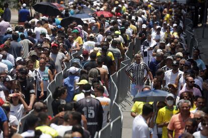Cientos de seguidores de Pelé hacen cola en las inmediaciones del estadio Vila Belmiro, en la ciudad de Santos (Brasil), donde se está llevando a cabo el velorio del astro brasileño. 