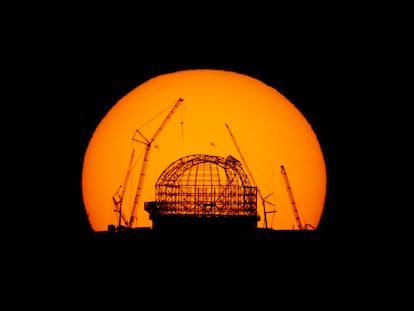 La cúpula en construcción del Telescopio Extremadamente Grande en el desierto de Atacama (Chile), al amanecer del 29 de agosto.