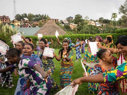 Estudiantes cantan y bailan durante su fiesta de graduación en Bukavu (República Democrática del Congo).