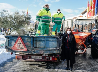 La presidenta de la Comunidad de Madrid, Isabel Díaz Ayuso, visita el municipios de Torrejón de Velasco para conocer los efectos del temporal Filomena este jueves. 