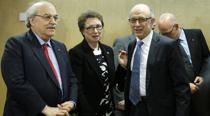 Andreu Mas-Colell y Carmen Mart&iacute;nez Aguayo, en la tarde de ayer, con el ministro de Hacienda, Crist&oacute;bal Montoro.  