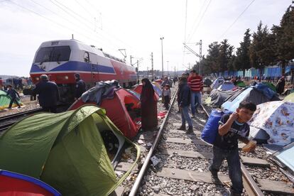 Tiendas de campaña acampan cerca de las vías del tren en el puesto fronterizo de Idomeni (Grecia).
