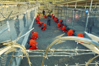 Marines estadounidenses vigilan en la base de Guantánamo en 2002 a presos trasladados desde Afganistán.